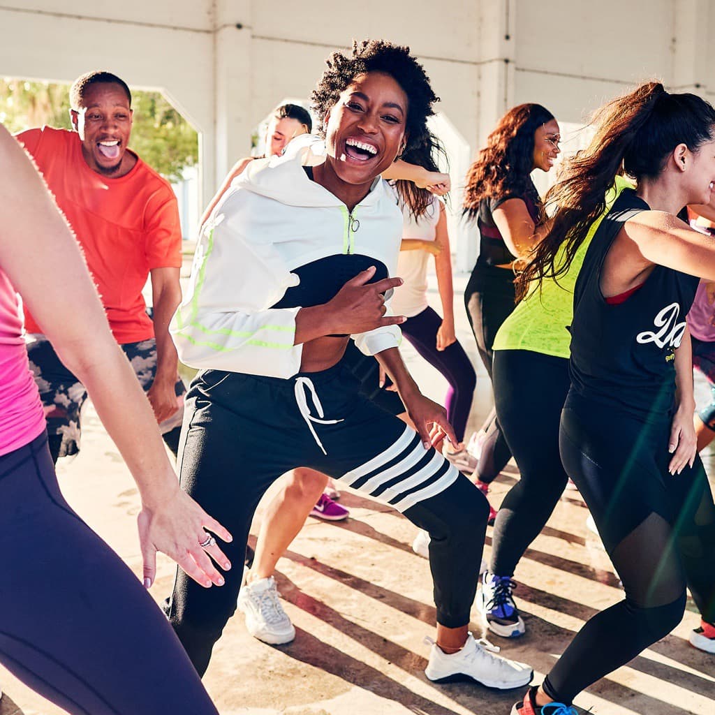 Un groupe danse ensemble en riant