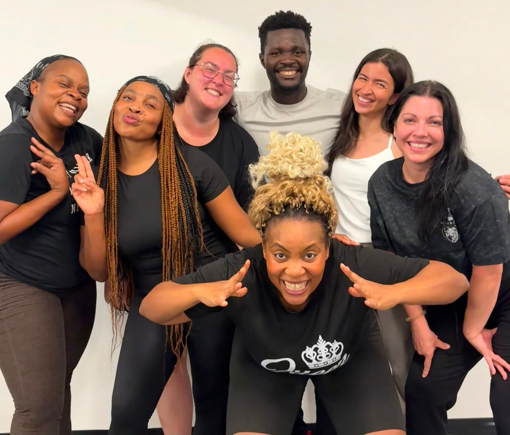 Des membres KAM réunis et souriants après un cours